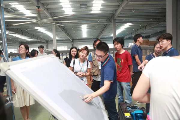 參觀數(shù)字化儀打版車間 參觀數(shù)字化儀打版車間