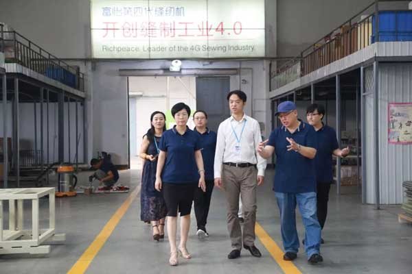 中國服裝協(xié)會(huì)一行人參觀寶盈 中國服裝協(xié)會(huì)一行人參觀寶盈2.jpg