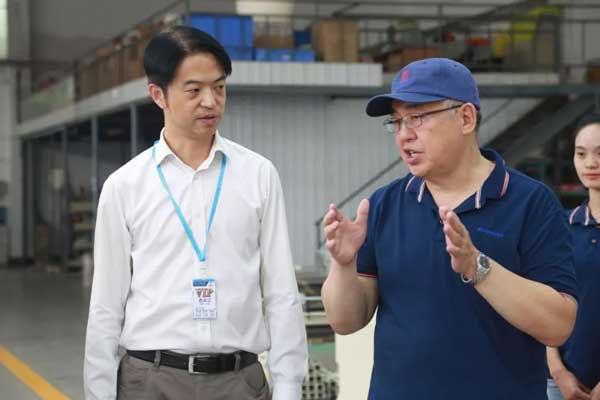 中國服裝協(xié)會(huì)一行人參觀寶盈 中國服裝協(xié)會(huì)一行人參觀寶盈3.jpg