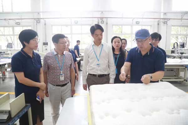 中國服裝協(xié)會(huì)一行人參觀寶盈 中國服裝協(xié)會(huì)一行人參觀寶盈4.jpg