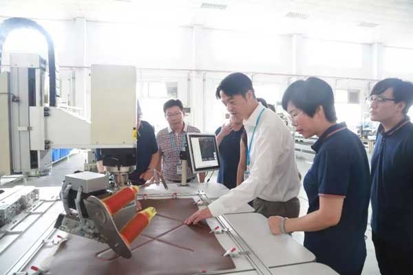 中國服裝協(xié)會(huì)一行人參觀寶盈 中國服裝協(xié)會(huì)一行人參觀寶盈5.jpg