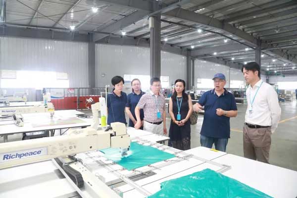 中國服裝協(xié)會(huì)一行人參觀寶盈 中國服裝協(xié)會(huì)一行人參觀寶盈7.jpg