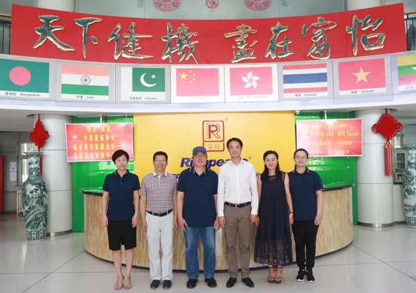 中國服裝協(xié)會(huì)一行人合影留念 中國服裝協(xié)會(huì)一行人合影留念